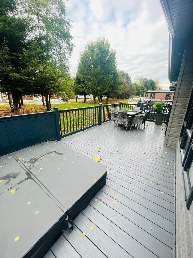 יורק Copse View Lodge With Hot Tub מראה חיצוני תמונה